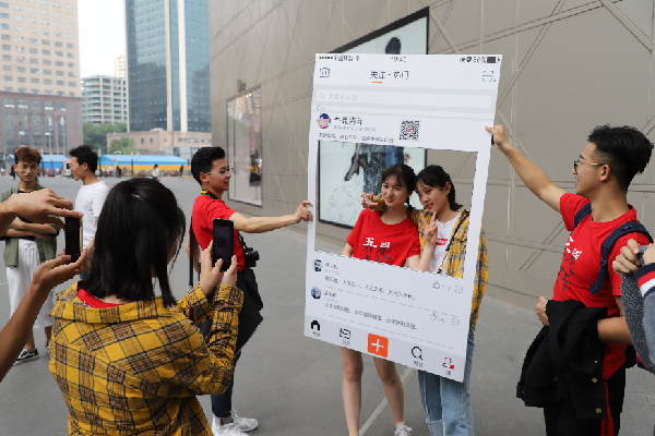 〖新华网〗“吾是进步青年”南财学生庆祝五四青年节