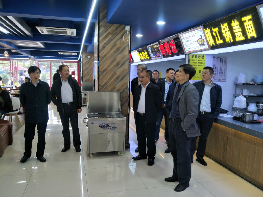 宋学锋校长一行到学生餐厅考察.jpg