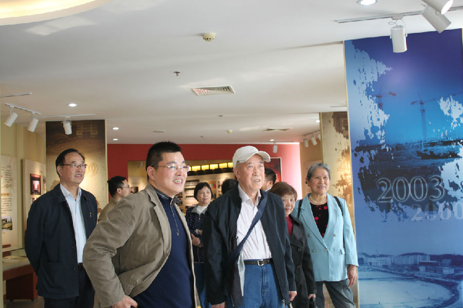 陆处长陪同参观校史馆.jpg