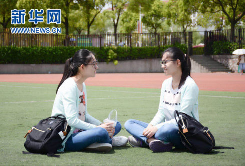 〖新华网〗南京财经大学毕业典礼:双胞胎姐妹花发言引共鸣