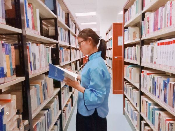 〖新华网〗“吾是进步青年”南财学生庆祝五四青年节