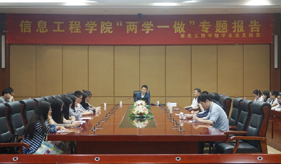 胡立法教授做报告.JPG
