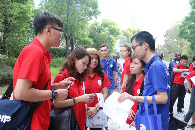 7 国教院工作人员带领留学生新生体检.jpg