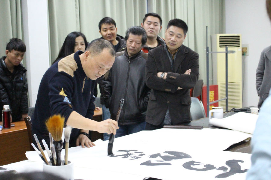 陆晓毅教授现场泼墨进行书画创作.jpg