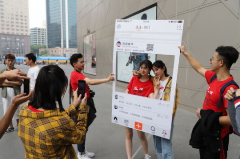 〖中国新闻网〗“吾是进步青年”南财学生庆祝五四青年节
