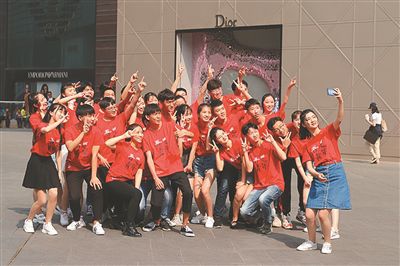〖人民网〗南京财经大学学子上演快闪演唱《少年中国说》