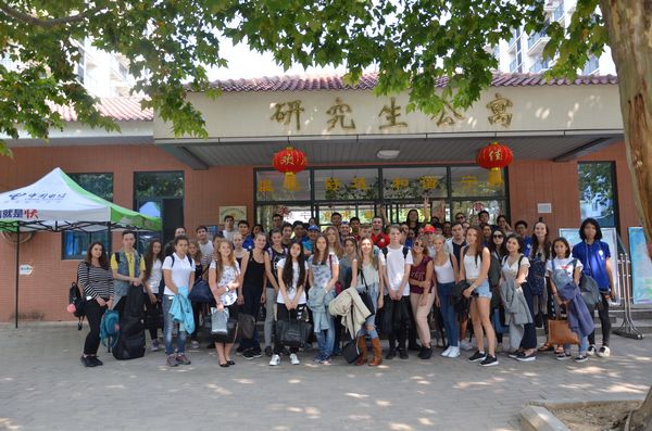 4 某航班新生来到南财的第一张合影.jpg