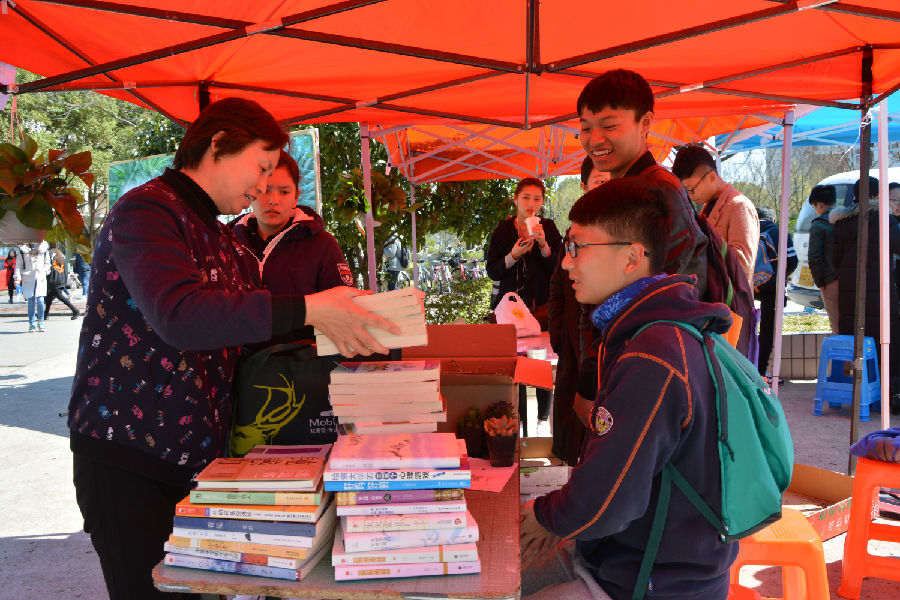 20170314国际经贸学院“旧书换新‘树’”公益活动成功举行 (2).JPG