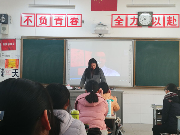 英语1602史维玮同学到母校江苏省梁丰中学举办讲座._副本.jpg