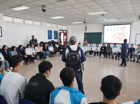 〖龙虎网〗校园开放日:无锡市堰桥高级中学师生体验南财大学生活