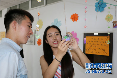 〖新华网〗南财大迎新出奇招;<wbr>漂流瓶装校园信息等新生认领