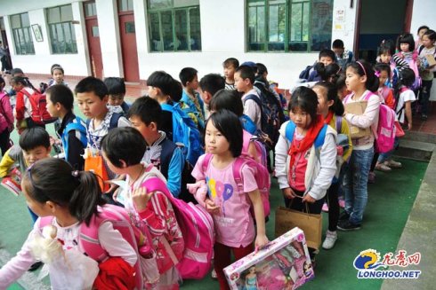 〖中国江苏网〗南财师生助贫困孩童圆梦7年来为1500名孩子送去礼物
