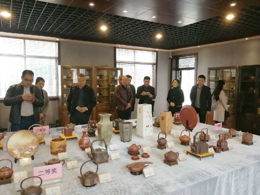 郭书记一行参观丁蜀成校历年陶艺技工大赛获奖作品.jpg