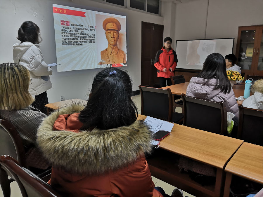 六组代表介绍诗歌背景.jpg