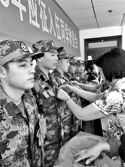 〖南京晨报〗南财大学生投身军营