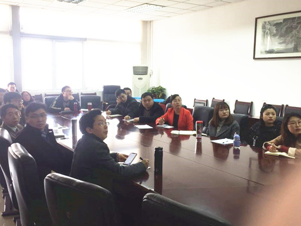 财税学院全体教师及研究生聆听讲座.jpg