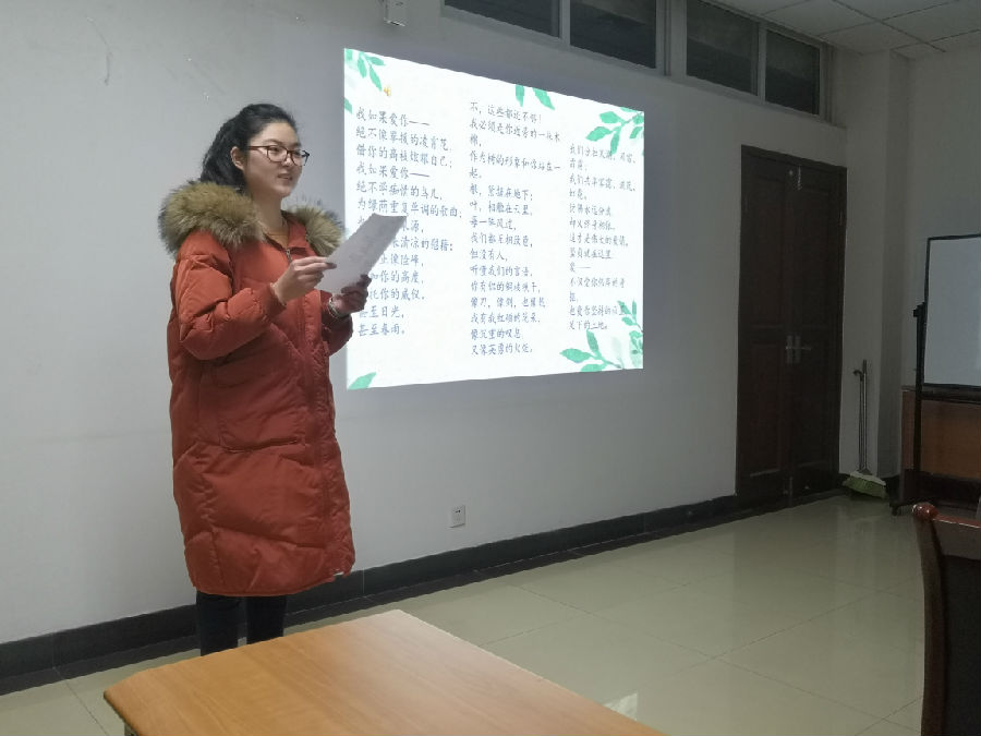 五组代表进行诗朗诵.jpg