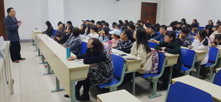 学生认真听讲.jpg