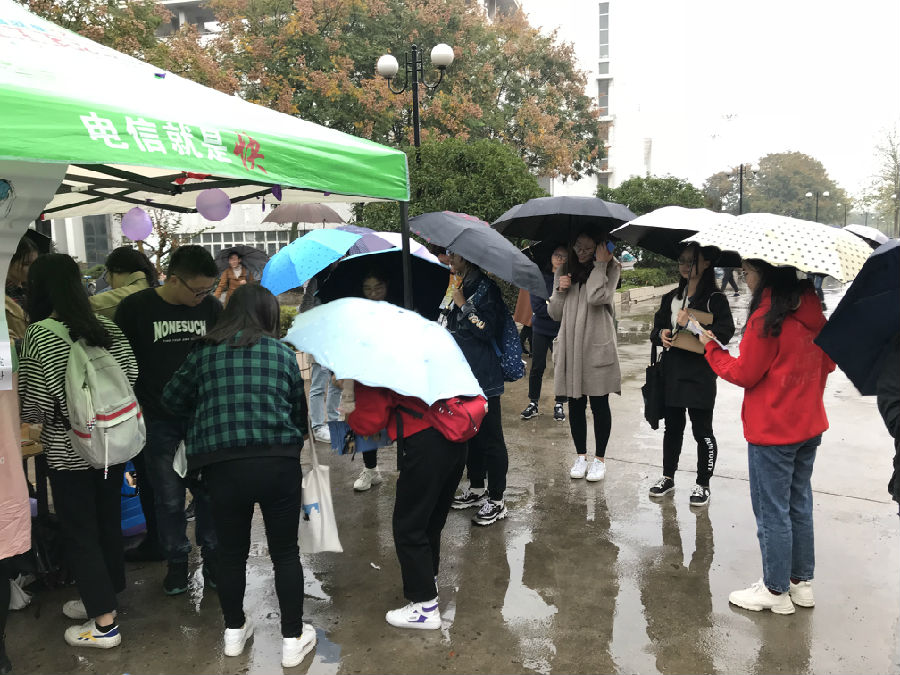 大雨中热闹的活动现场.png