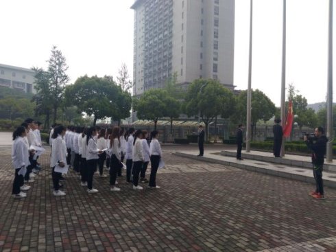 〖中国新闻网〗“吾是进步青年”南财学生庆祝五四青年节