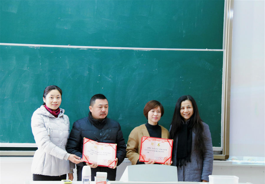 学院领导颁发创新创业导师聘书.JPG